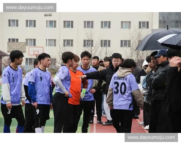 高中足球联赛激烈开战 青少年足球人才崭露头角 展现青春风采 高中足球联赛激烈开战 青少年足球人才崭露头角 展现青春风采