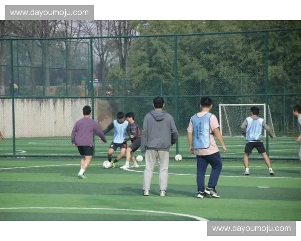 都匀足球赛场激情四溢 本土球队展现不屈精神与竞技风采